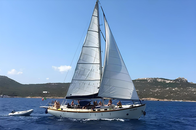 Catânia: Passeio de barco com aperitivo, prosecco e mergulho com snorkel