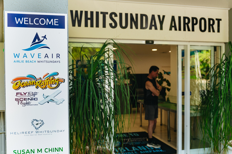 De Airlie Beach: Voo panorâmico de Whitsundays com traslado