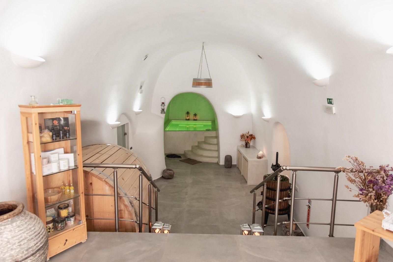Santorin: Höhlenweingut, Spa, Whirlpool und Sauna