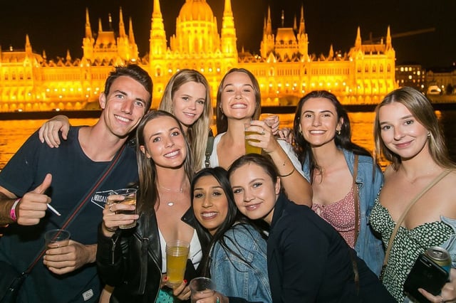 Budapest: Sightseeing Party Cruise with Unlimited Drinks