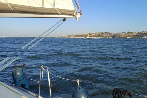 Lisbona: tour pomeridiano in barca a vela con drinkLisbona: tour pomeridiano in barca a vela con bevande incluse