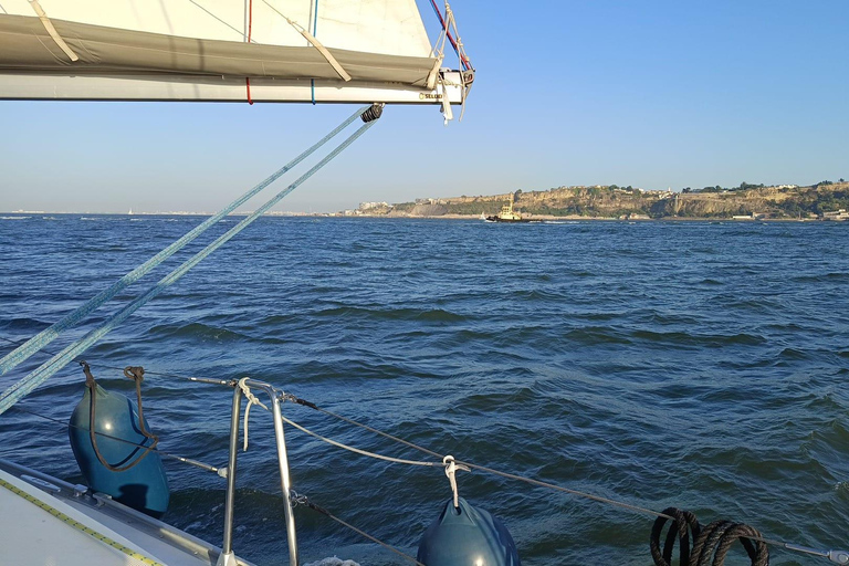 Lisbona: tour pomeridiano in barca a vela con drinkLisbona: tour pomeridiano in barca a vela con bevande incluse