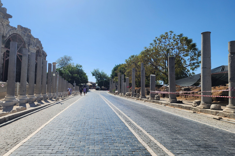 Excursão a pé em pequenos grupos à zona antiga com o Templo de ApoloExcursão a pé em pequenos grupos pelo lado antigo com o Templo de Apolo