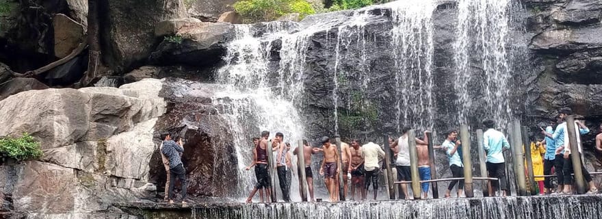 Explorez les collines de Thirumoorthy : barrage, temple et cascades en une journée