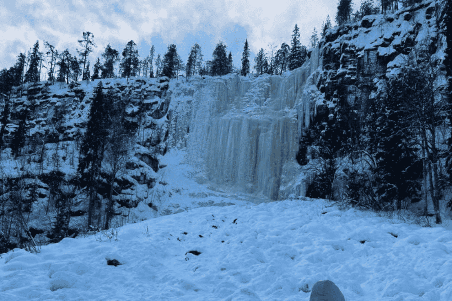 Rovaniemi: Canyon Hike in Frozen Waterfalls