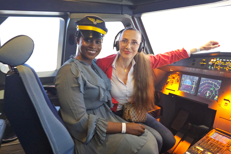 Flylounge: Ticket for a flying experience in an immersive flight simulator Flylounge: 60-minute immersive flight simulator ticket + 5-minute drone demo