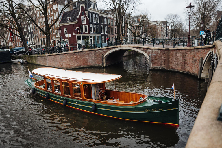 Amsterdam: Luxury Canal Cruise with Drinks and live Guide