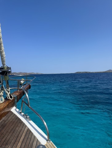 Visit Paroikia Despotiko & Blue Lagoon Cruise w/ Meal & Drinks in Paros