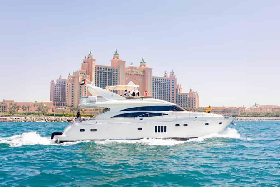 Dubai: Die Luxus-Yacht-Tour mit Live-Barbecue und Drinks. Foto: GetYourGuide