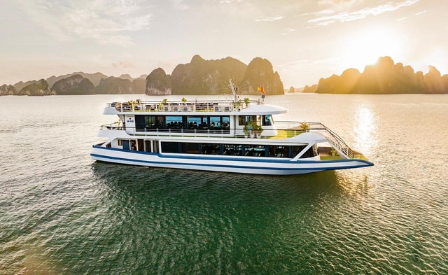 Halong 5 star Luxury Day Cruise, Caves, Kayak & Buffet Lunch