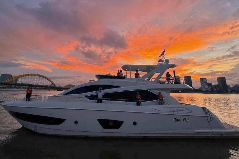 Da Nang: Private Luxury Yacht & Dragon Bridge Fire Show Luxury 2-Hour Ocean Mansion Yacht Charter – 4-Bedroom Bliss