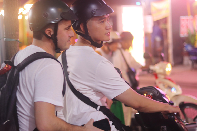 Hô-Chi-Minh-Ville : visite nocturne en Vespa d'époquePoint de rencontre pour les clients séjournant en dehors des districts 1, 3 et 4