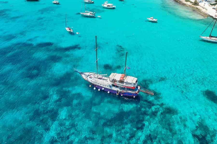 Von Ag Anna: Rinahöhle und Bootsfahrt nach Ano und Kato Koufonissi. Foto: GetYourGuide Von Ag Anna: Rinahöhle und Bootsfahrt nach Ano und Kato Koufonissi. Foto: GetYourGuide