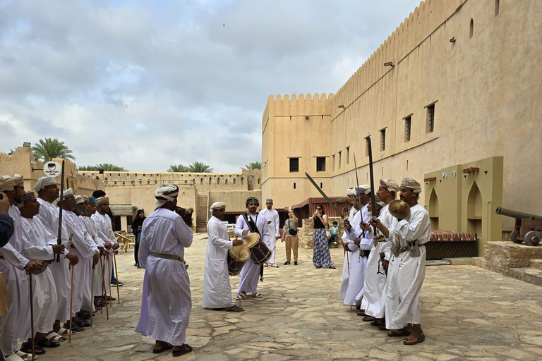From Muscat: Nizwa Fort, Al Hamra & Jebel Shams Day Trip