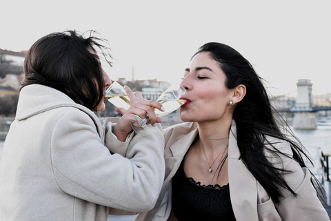 1-Hour Budapest Night Cruise with Unlimited Drinks