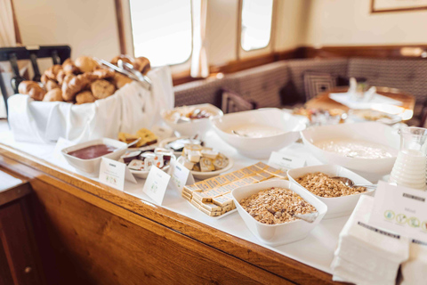 Brunch while sailing on the Elbe in Hamburg with the windjammer Mare Frisium
