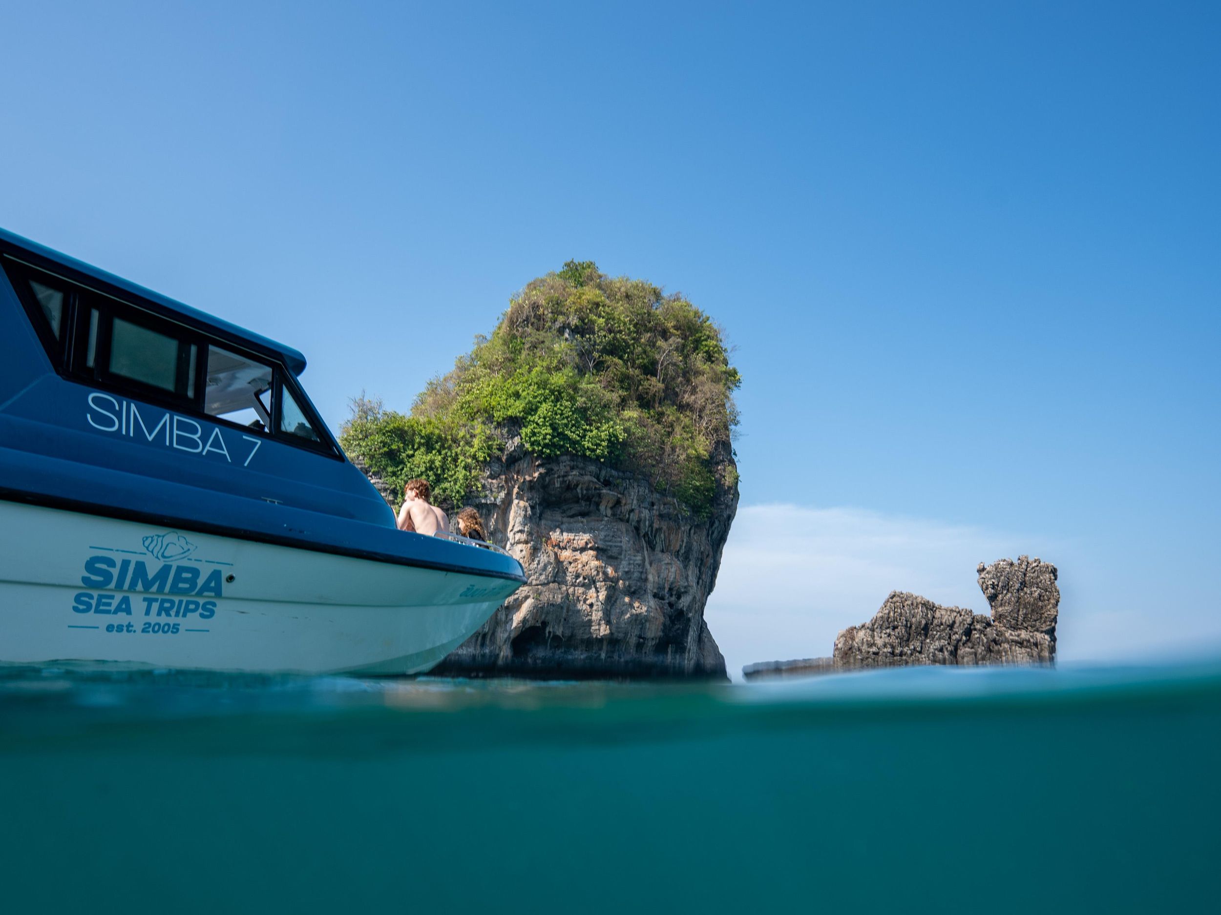 Phuket: Kleingruppen-Schnellboot-Tour zur Insel Phi Phi bei Sonnenaufgang