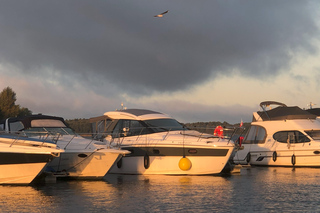 Waren (Müritz): Sundowner Cruise Motor Yacht with Skipper - 2 Hours