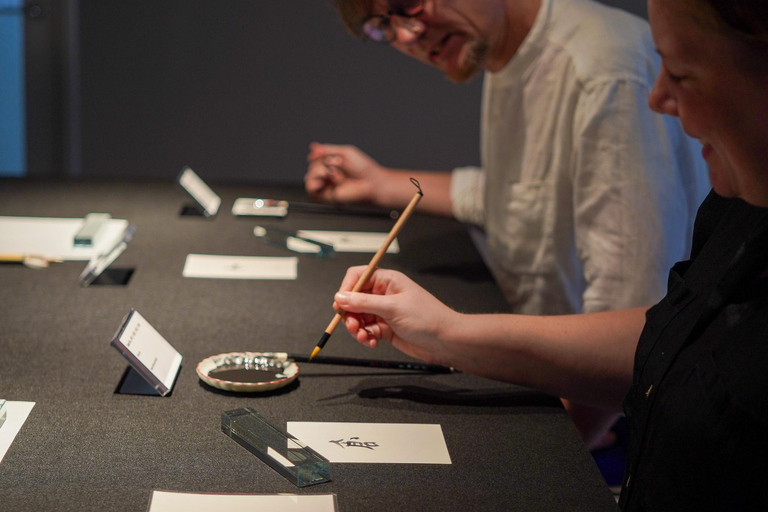 Taller de caligrafía en Kioto: diseña tu logotipo kanji en papel washiTaller de caligrafía en Kioto: diseña tu logotipo kanji en washi
