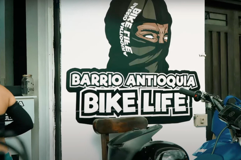 Medellín: Sunday Night Moto Stunt Tour in Barrio AntioquiaMedellín: Moto-stunttocht op zondagavond in Barrio Antioquia