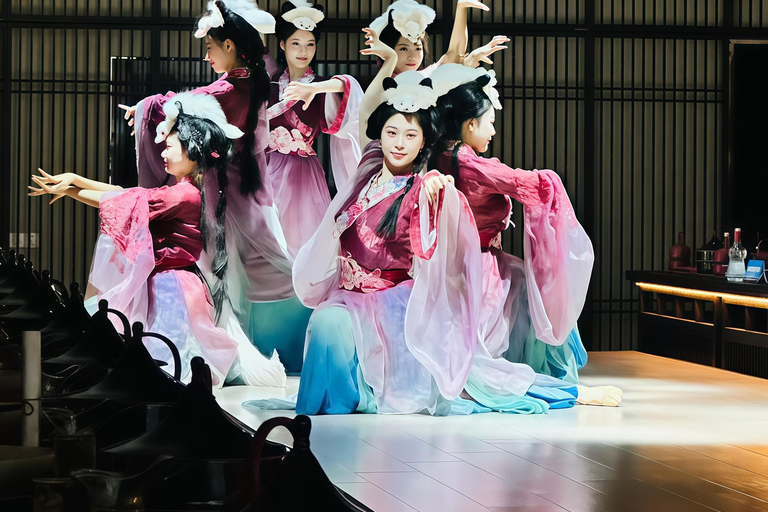 Jinan: Show Feast with Hanfu, Dinner, and Performance Row 1（SVIP）Meal+Costume+Headwear+Makeup (4 days in advance)