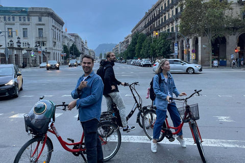 Barcelone : visite à vélo ou en vélo électrique, sites incontournables et anecdotes localesVisite privée