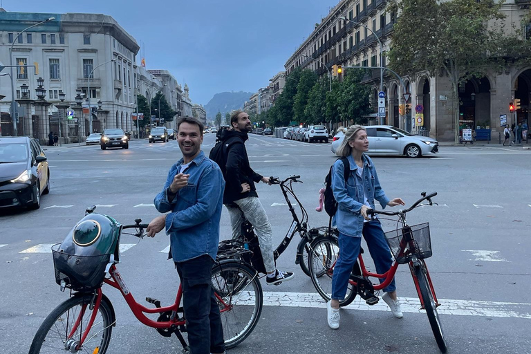 Barcelone : visite à vélo ou en vélo électrique, sites incontournables et anecdotes localesVisite privée