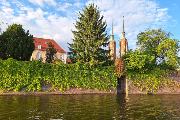 Wroclaw: Sunset Catamaran Cruise with Drink and Music