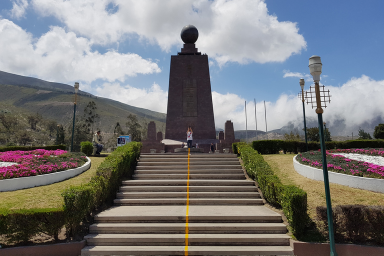 Descubra Quito e o Meio do Mundo: Tour HistóricoCity tour completo com ingressos e almoço incluídos