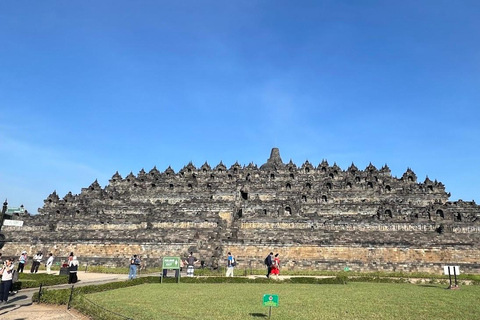 Depuis Yogyakarta : Borobudur, l&#039;église du poulet et le temple de Mendut