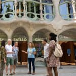 Barcellona: tour a piedi a tema Gaudí e Sagrada Familia + Travel Card