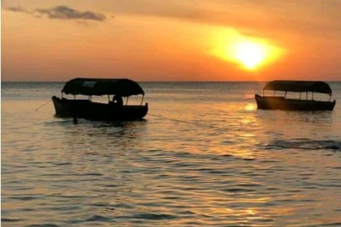 Zanzibar: Crociera in Dhow al tramonto sulla spiaggia di Nungwi/Kendwa con frutta