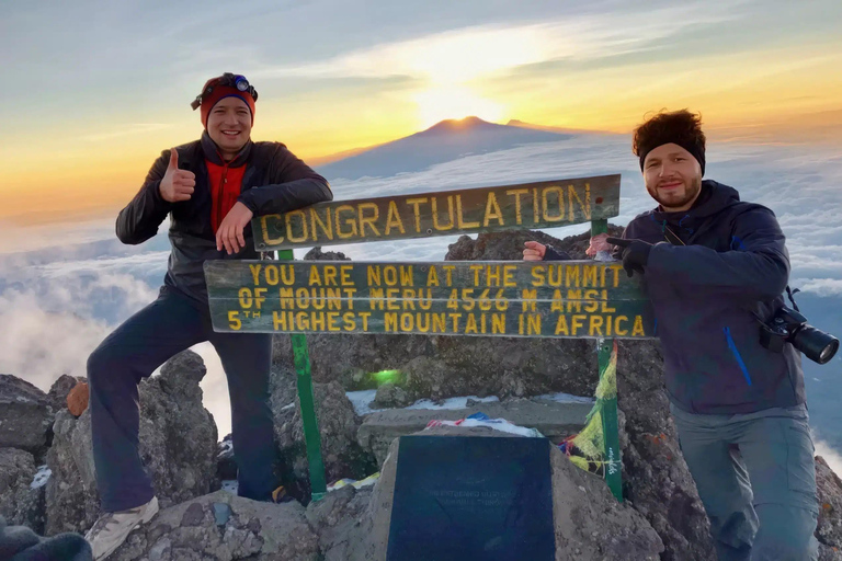 Arusha: Women's Mt. Meru 4-Day Trekking Adventure