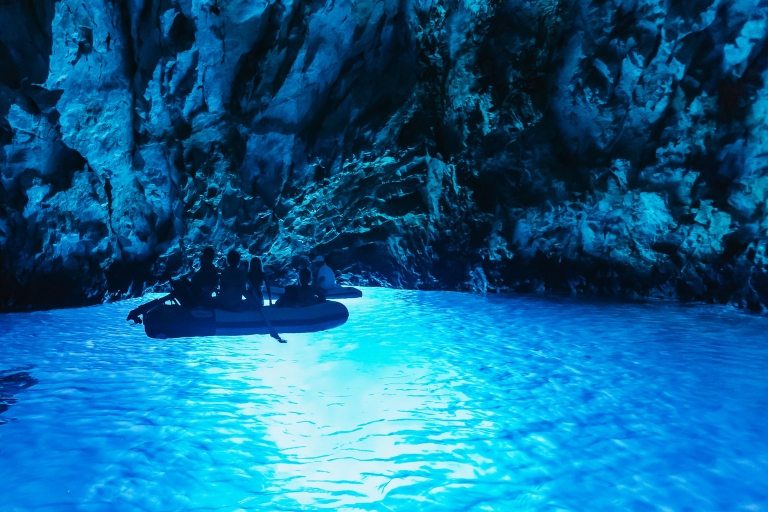 Desde Split: tour en barco por la cueva azul y las cinco islas con Hvar