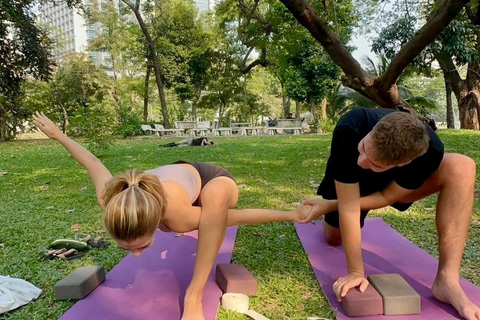 Bangkok: Ochtendyoga voor alle niveaus in Lumphini ParkBangkok: Yoga voor alle niveaus in het Lumphini Park