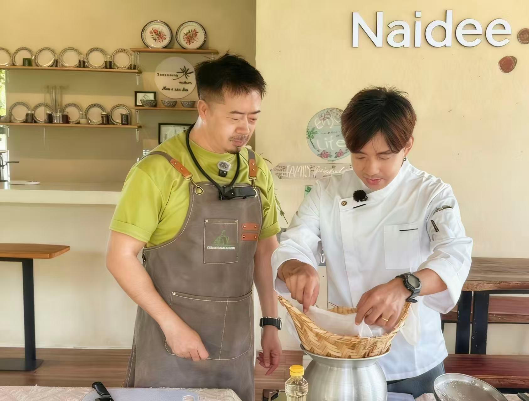 Phuket: Naidee Thai-Kochkurs mit Chefköchin Ern