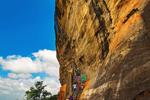 Depuis Colombo : Excursion d&#039;une journée à Sigiriya et au rocher de Pidurangala