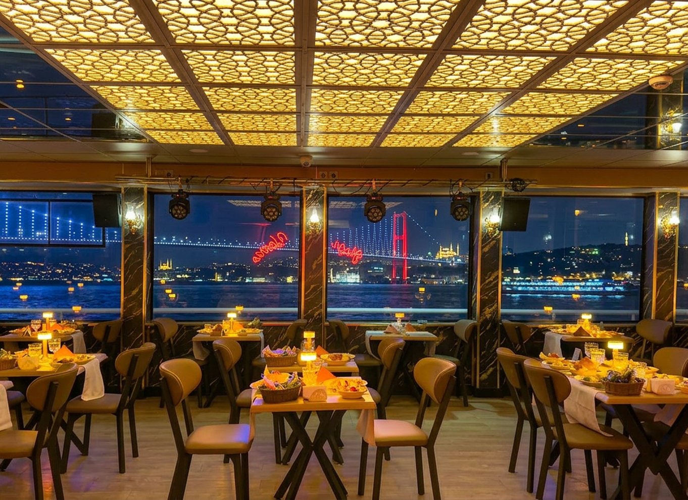 Istanbul: Bosporus-middagscruise og show med privat bord