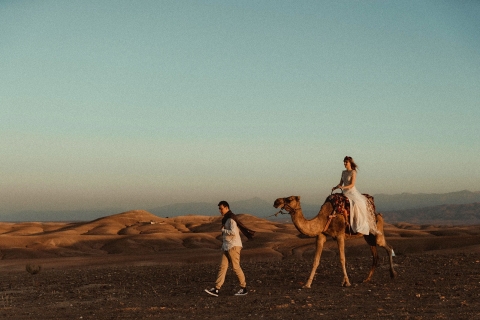 Marrakech : Promenade à dos de chameau au coucher du soleil avec dîner dans le désert d'AgafayMarrakech : Promenade à dos de chameau au coucher du soleil et dîner dans le désert d'Agafay