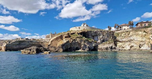 Boat tour of the island of Ortigia and the sea caves