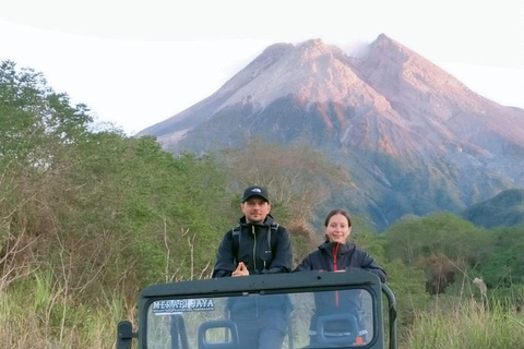 Yogyakarta: Passeio de jipe pelo Monte Merapi ao nascer do sol