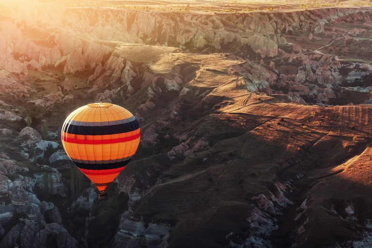 Antalya/Kemer: Excursión de dos días a Capadocia con hotel cuevaTour por Capadocia con alojamiento en un hotel cueva