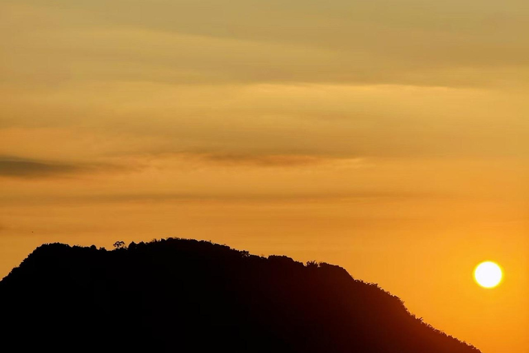 Excursão de um dia a Vang Vieng - Barco a remo, parapenteExcursão de um dia a Vang Vieng - Barco tradicional, parapente