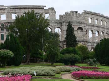 Pula: Historic Walking Tour with Local Guide & City Views