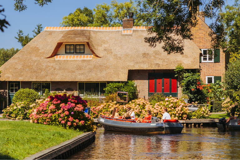 From Amsterdam: Giethoorn Day Trip with Self-Drive Boat Tour