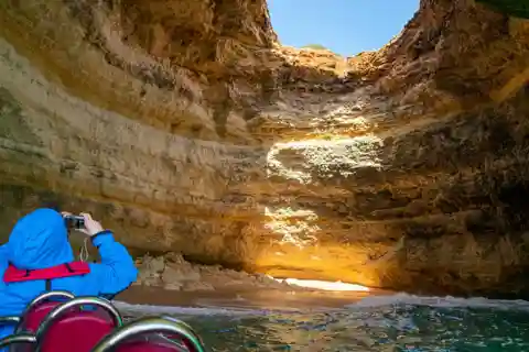 Albufeira : visite privée de 2,5 heures des dauphins et des grottes de Benagil