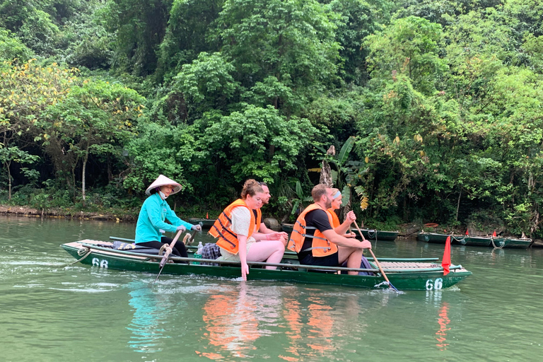 Depuis Hanoi : Croisière dans la baie d&#039;Halong avec déjeuner et transferts