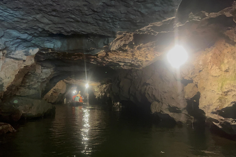 Ninh Bình: Bai Dinh, Trang An en Mua Cave dag privétourNinh Bình: Bai Dinh, Trang An en Mua Cave op de motor