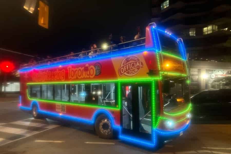 Toronto: Geführte Nachttour mit dem Bus durch die Stadt. Foto: GetYourGuide Toronto: Geführte Nachttour mit dem Bus durch die Stadt. Foto: GetYourGuide