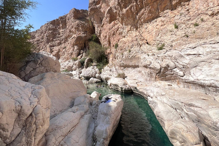 Mascate : coucher de soleil dans le désert et visite d&#039;une journée du Wadi Bnai Khalid + déjeuner